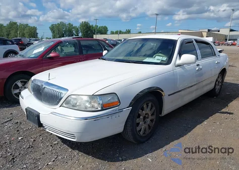 2010 Lincoln Town Car Signature Limited z USA, uszkodzony, nr VIN 2LNBL8CV4AX614490